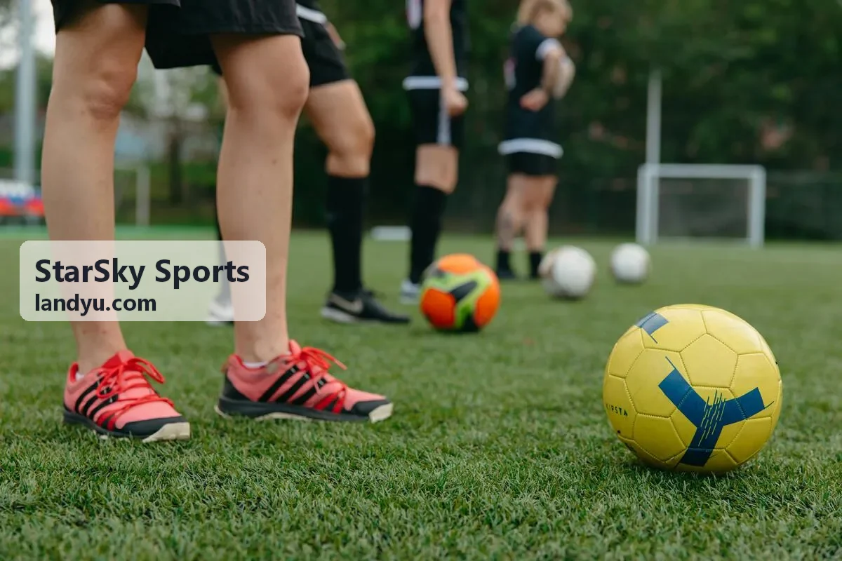 StarSky Sports 城市定向挑战中团队按任务卡寻找打卡点