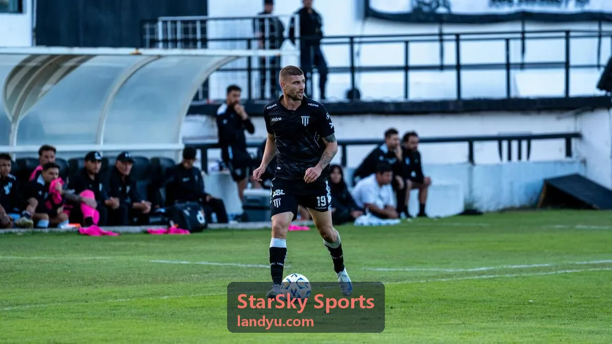 StarSky Sports 教练为员工做体能测试与动作示范